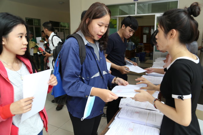 Thí sinh nhận giấy báo nhập học tại Trường ĐH Sư phạm TP.HCM. Trường này tiếp tục nhận hồ sơ đăng ký xét tuyển bổ sung đợt 1 năm 2016, với dự kiến hơn 2.000 chỉ tiêu - Ảnh: NHƯ HÙNG