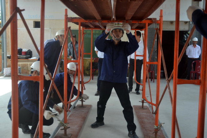 Các học viên học nghề lắp ráp giàn giáo để đi xuất khẩu lao động - Ảnh: QUANG PHƯƠNG