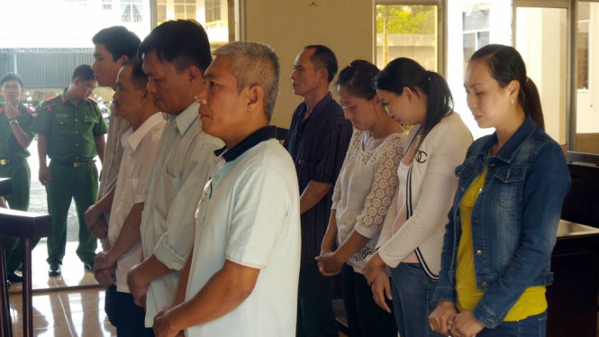 Các bị cáo nguyên là lãnh đạo và cán bộ VAB chi nhánh Bạc Liêu tại phiên tòa ngày 22-8 - Ảnh: TRẦN NGUYÊN.