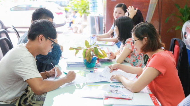 Thí sinh nộp hồ sơ xét tuyển ĐH năm 2016. Ảnh: M.G