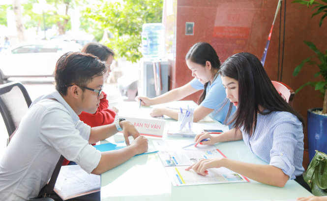 Thí sinh nộp hồ sơ xét tuyển ĐH năm 2016. Ảnh: M.G