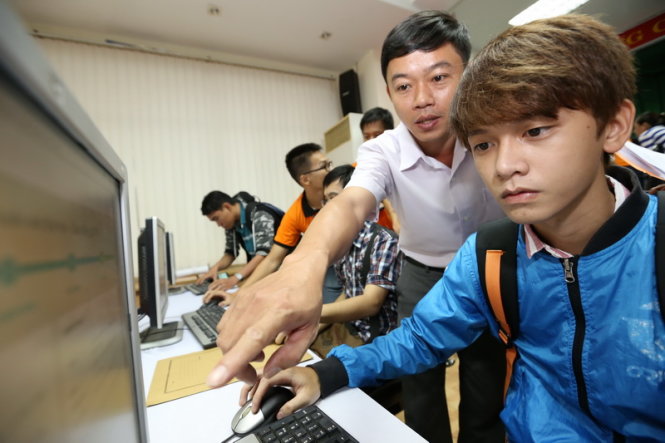Thí sinh đăng ký xét tuyển trực tuyến tại Trường ĐH Khoa học tự nhiên (ĐHQG TP.HCM) - Ảnh: NHƯ HÙNG