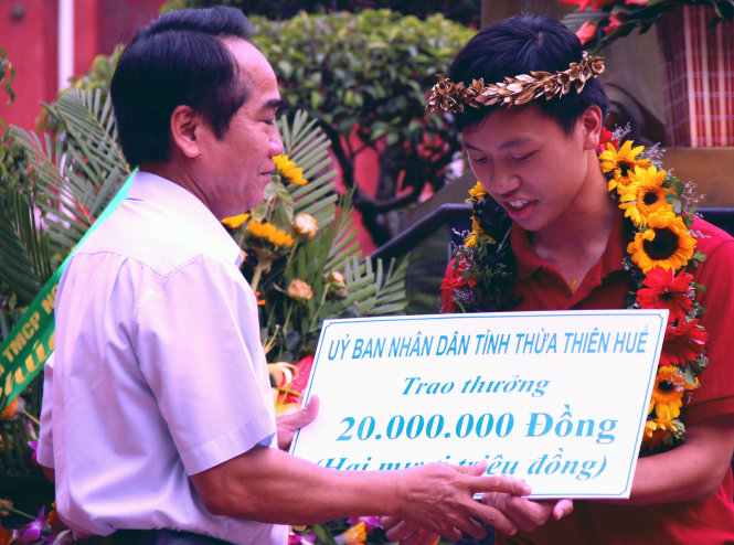 Lãnh đạo tỉnh Thừa Thiên - Huế trao bằng khen, hoa vinh danh nhà vô địch Đường lên đỉnh Olympia lần thứ 16 Hồ Đắc Thanh Chương - Ảnh: MINH AN