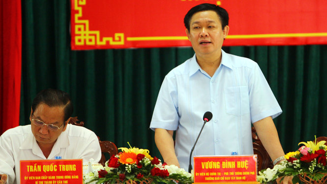 Phó thủ tướng Vương Đình Huệ chủ trì hội nghị đầu tư kết cấu hạ tầng giao thông ĐBSCL ngày 22-8. Ông yêu cầu chuyển hình thức đầu tư cầu Đại Ngãi từ BOT sang ODA bởi nếu đầu tư BOT nữa thì dân và doanh nghiệp chịu không nổi - Ảnh: CHÍ QUỐC