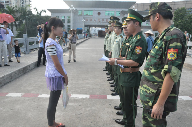 Đồn Biên phòng Cửa khẩu quốc tế Móng Cái tiếp nhận nạn nhân Hứa Thị C từ công an Đông Hưng (Trung Quốc) - Ảnh: Hữu Việt
