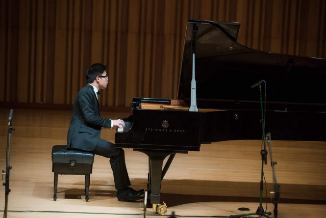 Nguyễn Việt Trung độc tấu piano - Ảnh: NVCC