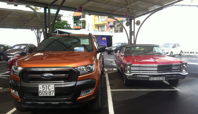 Ngoài những dòng xe hạng sang, bình dân, chợ xe cũ kiểu Mỹ bày bán chiếc Ford Galaxie 500 XL 1963 - Ảnh: TRÙNG DƯƠNG