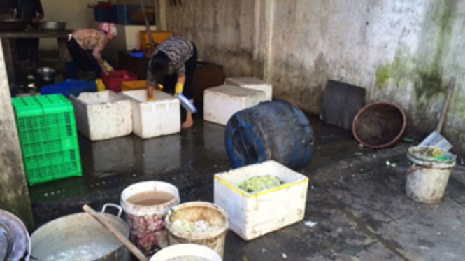 Một sở sở chế biến suất ăn công nghiệp bị đình chỉ hoạt động sau khi đoàn kiểm tra đột xuất phát hiện với khu vực chế biến nhếch nhác, không đảm bảo vệ sinh - Ảnh: CTV