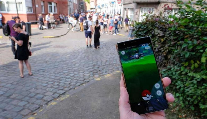 Trò chơi Pokemon Go đang khiến nhiều người mê mẩn - Ảnh: AFP