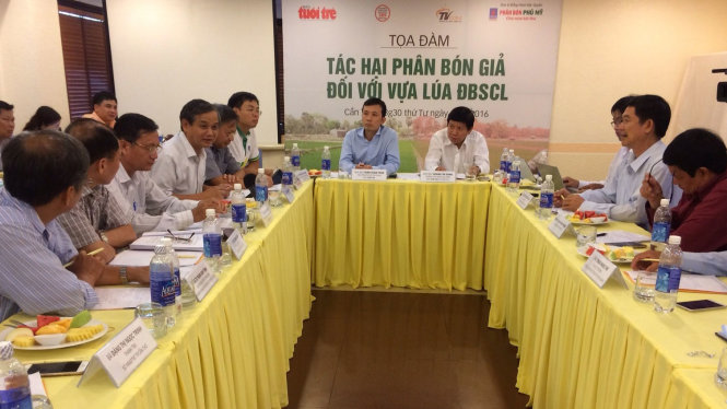 Tọa đàm “Tác hại phân bón giả đối với vựa lúa ĐBSCL” do Báo Tuổi Trẻ tổ chức tại TP Cần Thơ chiều 24-8 - Ảnh: LÊ DÂN