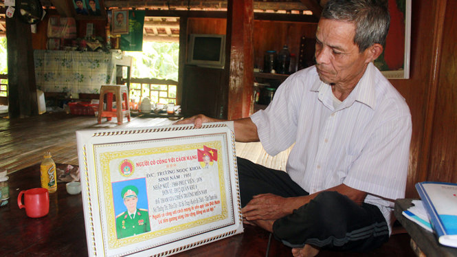 Ông Trương Ngọc Khoa, ở thôn Cộn, xã Hạ Trung, huyện Bá Thước (Thanh Hóa) bên tấm bằng ghi danh không có tên của ngành nào cấp - Ảnh: Hà Đồng