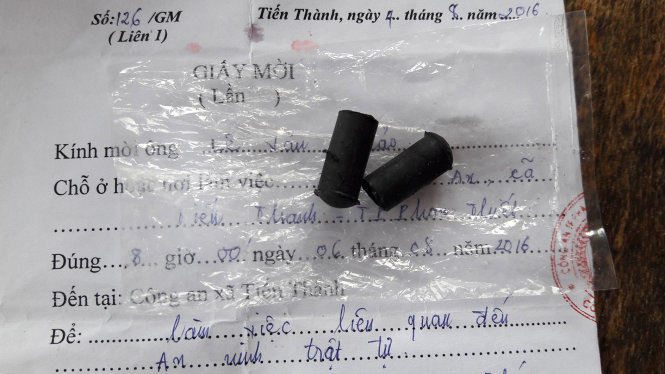 Vỏ hai viên đạn cao su đang được gia đình anh Lê Văn Thảo giữ chờ cơ quan chức năng đến giải quyết - ẢNH: NGUYỄN NAM