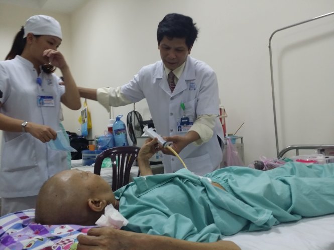 Các y bác sĩ đang điều trị bệnh nhân ung thư tại khao chăm sóc giảm nhẹ Trung tâm ung bướu Bệnh viện Trung ương Huế - Ảnh: NHẬT LINH