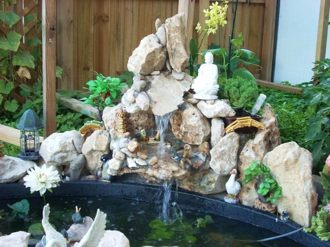 Gia chủ có thể bày hòn non bộ trong khu vườn để trang trí - Ảnh minh họa: BĐS