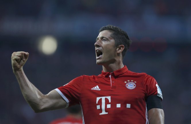Lewandowski tỏa sáng với cú hat-trick giúp B.M đá bại Bremen 6-0. Ảnh: REUTERS