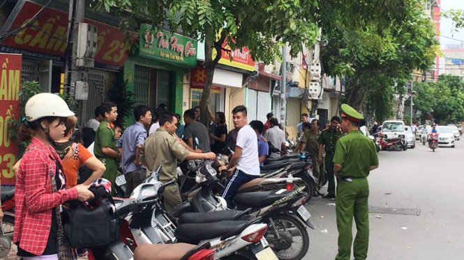 Trước ngôi nhà nơi xảy ra vụ việc
