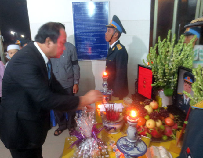 Bộ trưởng, Chủ nhiệm Văn phòng Chính phủ Mai Tiến Dũng viếng thiếu úy Phạm Đức Trung - Ảnh: K.THỦY