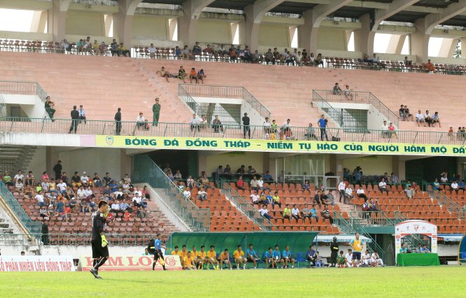 Khán đài sân Cao lãnh vắng hoe trong ngày Đồng Tháp chính thức rớt xuống hạng nhất. Ảnh: DƯƠNG THU
