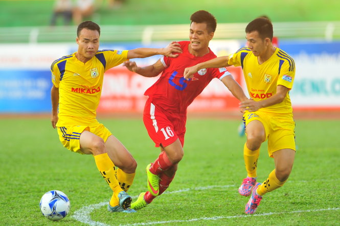 Nam Định (vàng) đã giành được quyền vào chơi tiếp trận play off thứ nhì với Viettel vào chiều 31-8. Ảnh: S.H