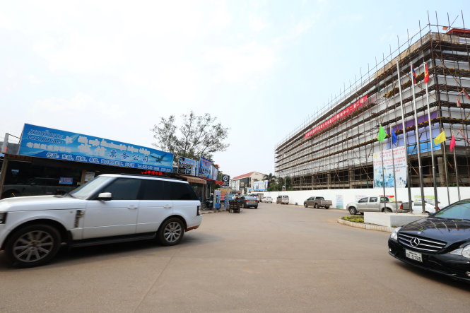 Trung tâm thương mại Sanjiang rất lớn nhưng vẫn đang được xây dựng thêm - Ảnh: QUỐC VIỆT