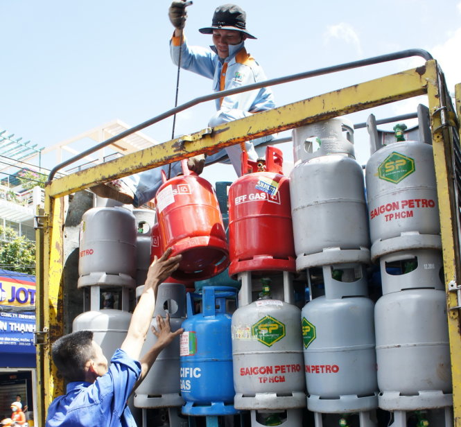 Nhiều doanh nghiệp lo phải đóng cửa, không được phân phối gas do
quy định mới - Ảnh: T.T.D.