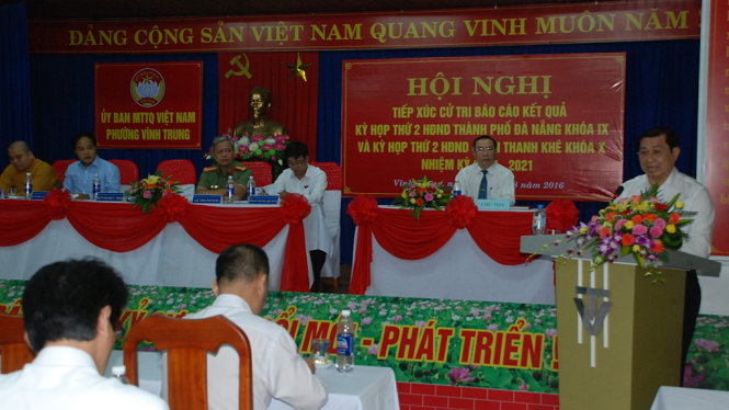 Ông Huỳnh Đức Thơ (phải ảnh) thông báo thành phố trao thủ tục “3 trong 1” cho trẻ sơ sinh ngay tại nhà - Ảnh: V.Hùng