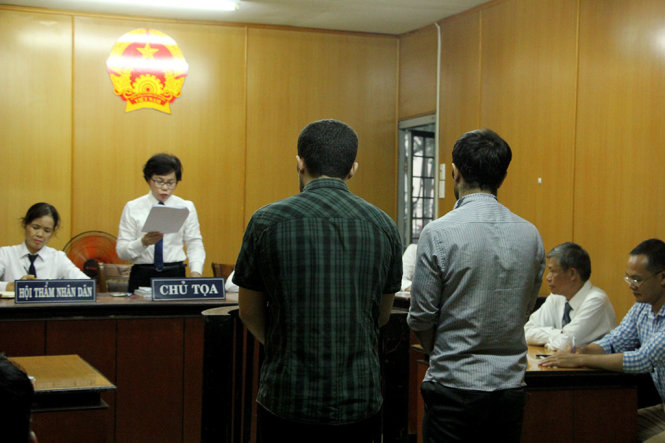 Hai bị cáo tại phiên tòa sơ thẩm - Ảnh: MINH BẰNG