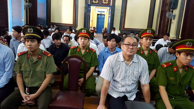 Các bị cáo tại phiên tòa sáng 30-8. Ảnh Hoàng Điệp