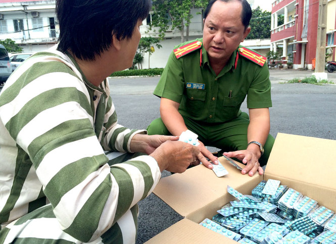 Công an lấy lời khai một đối tượng trong đường dây làm thuốc giả - Ảnh: L.TH.H.