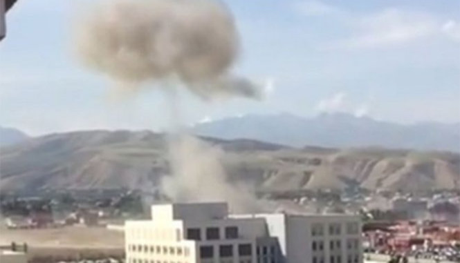 Khói bốc lên tại Đại sứ quán Trung Quốc ở thủ đô Bishkek, Kyrgyzstan - Ảnh: twitter