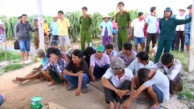 Các con bạc đá gà bị bắt giữ trên địa bàn huyện Gò Công Tây vào ngày 23-8 - Ảnh: Hoài Thương