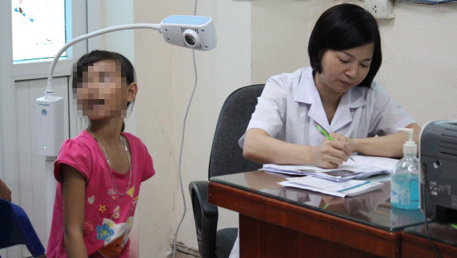 Bác sĩ Đào Thị Út (Bệnh viện Nhi T.Ư) tư vấn cho một bé bị đau dạ dày- Ảnh: Thúy Anh