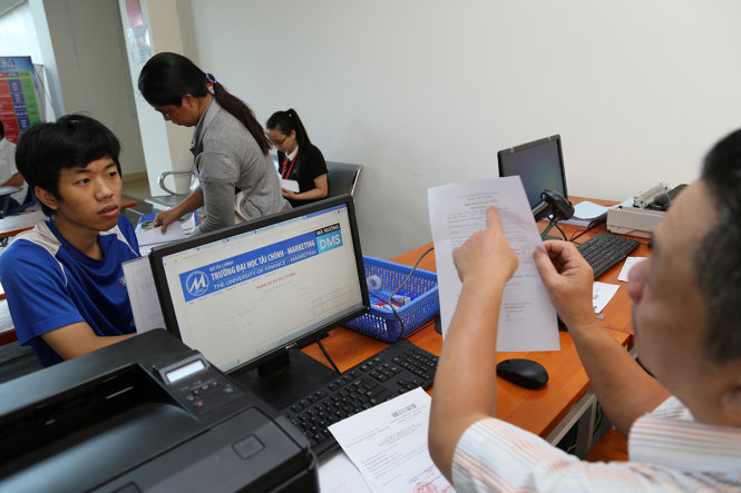 Thưa thớt thí sinh đến nộp đơn xét tuyển bổ sung vào Trường ĐH Tài chính - marketing sáng 30-8 - Ảnh: NHƯ HÙNG