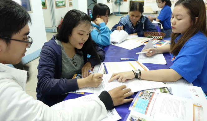 Th1i sinh nộp hồ sơ đăng ký xét tuyển bổ sung - Ảnh: NHƯ HÙNG