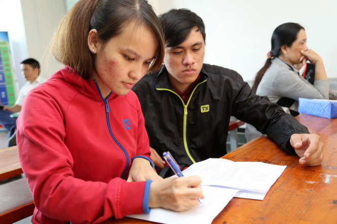 Thí sinh nộp hồ sơ đăng ký xét tuyển nguyện vọng bổ sung đợt 1 năm 2016 - Ảnh: NHƯ HÙNG