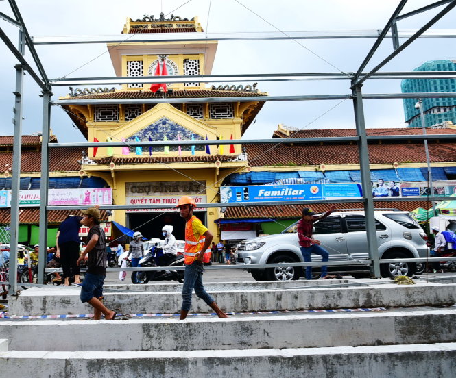 Khu chợ tạm được xây dựng trước chợ Bình Tây - Ảnh: HỮU THUẬN