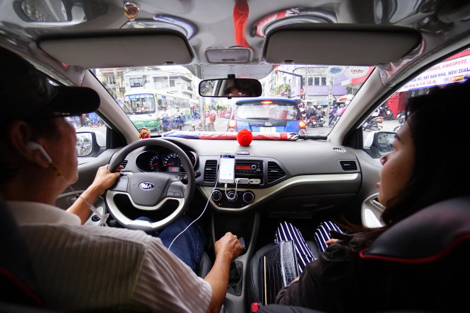 Một tài xế Uber chở khách tại TP.HCM - Ảnh: QUANG ĐỊNH