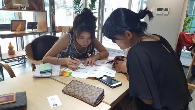 Một cô dâu Việt (trái) làm việc tại Trung tâm đa văn hóa Gwanak-gu - Ảnh: Sook Choi