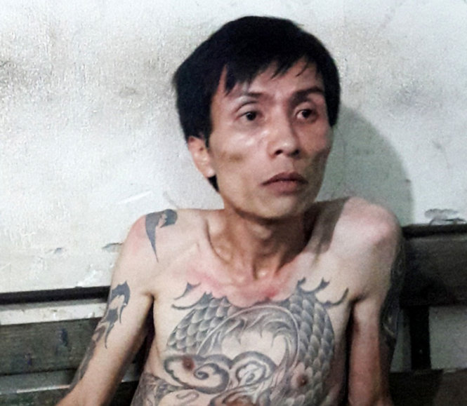 Đỗ Minh Cường được cơ quan chức năng đưa tạm về trụ sở sau khi giải cứu thành công thanh niên này đang hò hét trong trạng thái