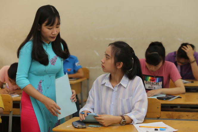Thí sinh dự thi vào Trường ĐH Luật TP.HCM làm thủ tục trước buổi thi kiểm tra năng lực mùa tuyển sinh 2016 - Ảnh: NHƯ HÙNG