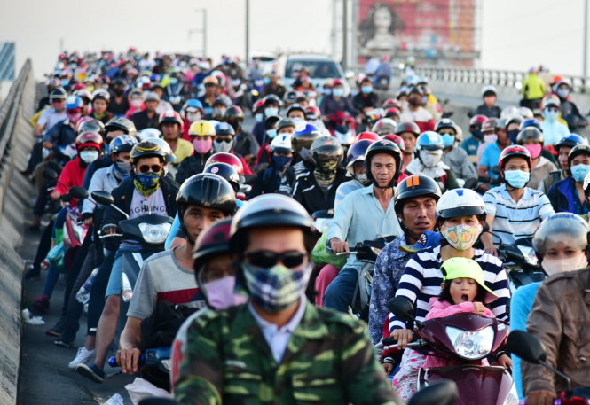 Em nhỏ ngáp ngủ khi phải di chuyển một chặng đường dài và tắc nghẽn - Ảnh: HỮU THUẬN