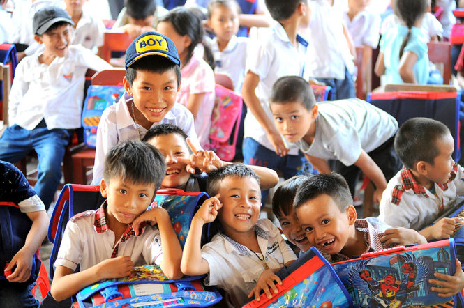 Mùa khai giảng đến trong nỗi lo toan về cuộc sống khó khăn của ngư dân bốn tỉnh miền Trung bị ảnh hưởng bởi sự cố môi trường biển. Nhưng nụ cười vẫn tươi rói trên gương mặt các em học sinh Trường tiểu học Kỳ Lợi (thị xã Kỳ Anh, tỉnh Hà Tĩnh) khi được tặng quần áo mới, cặp và đồ dùng học tập chuẩn bị cho năm học 2016-2017 - Ảnh: TỰ TRUNG