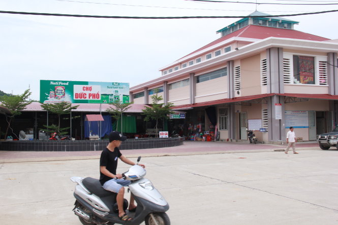 Chợ Đức Phổ (mới) khá vắng vẻ, việc kinh doanh gặp nhiều khó khăn - Ảnh: Trần Mai