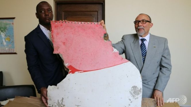 Các nhà chức trách Mozambique công bố các mảnh vỡ mới nghi của MH370 - Ảnh: AFP