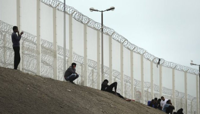 Hàng rào đang có trên đường dẫn vào cảng Calais - Ảnh: GETTY IMAGES