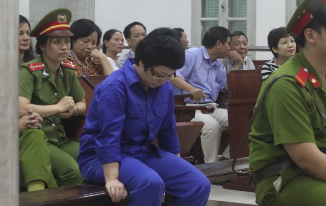 Bà Châu Thị Thu Nga (áo xanh) được triệu tập đến phiên tòa xét xử ông Nguyễn Văn Tuẫn ngày 24-5 với tư cách là người liên quan - Ảnh: T.L
