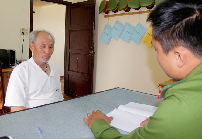 Ông Đặng Xuân Hòa tại cơ quan Công an - Ảnh: ĐỨC HUY