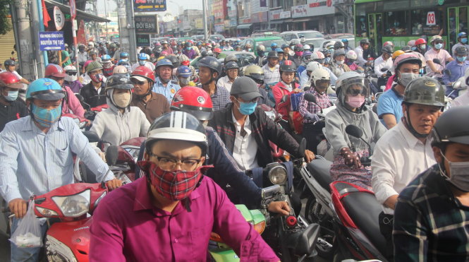 Xe kẹt cứng trên đường Nguyễn Oanh chiều về ngã sáu Gò Vấp - Ảnh: Q.KHẢI