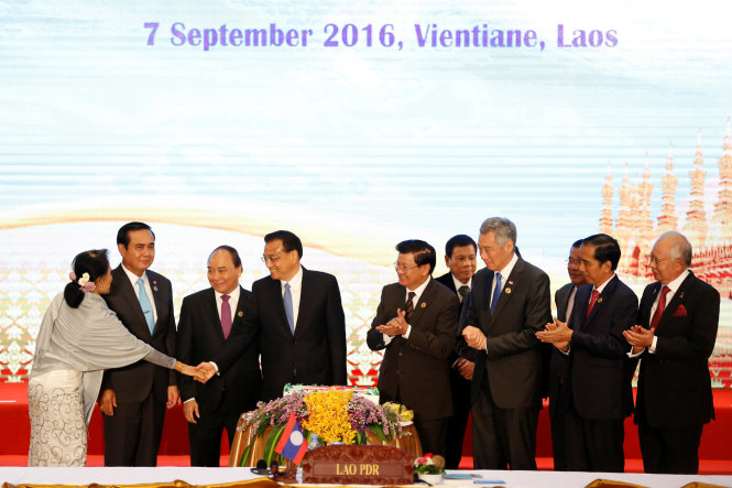 Bà San Suu Kyi và Thủ tướng Nguyễn Xuân Phúc trong cuộc họp Hội nghị cấp cao ASEAN - Trung Quốc sáng 7-9 - Ảnh: Reuters
