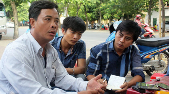 Ông Hoàng Khắc Sửu (bìa trái) - người mang “án oan” nhiễm HIV hơn 10 năm - Ảnh: DOÃN HÒA